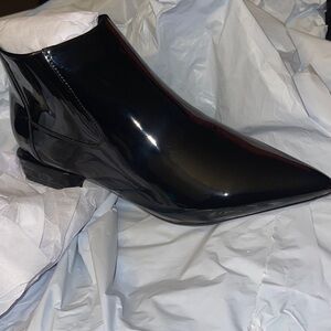 VHNY
VHNY Women Pointed Toe Flat Ankle Booties Black Patent leather Size 7 NWOB